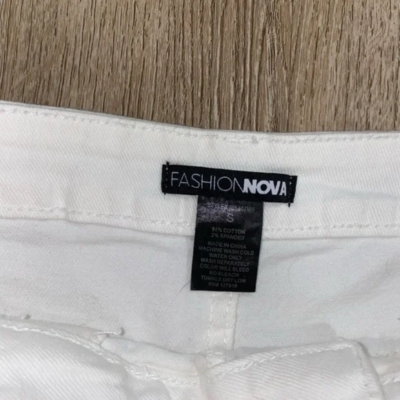 Fashion Nova white distressed shorts - Picture 4 of 5